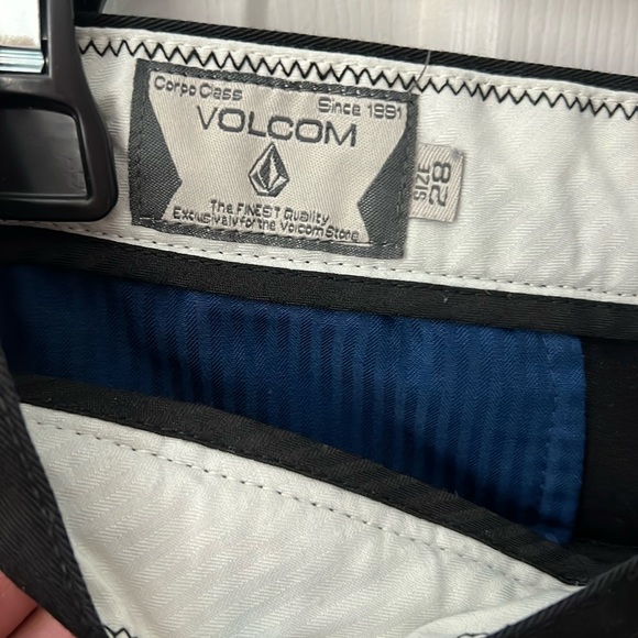 Volcom Black Men's Bermuda Chino Shorts Sz 28 Corpo Class Cotton Blend NWOT - Picture 3 of 3